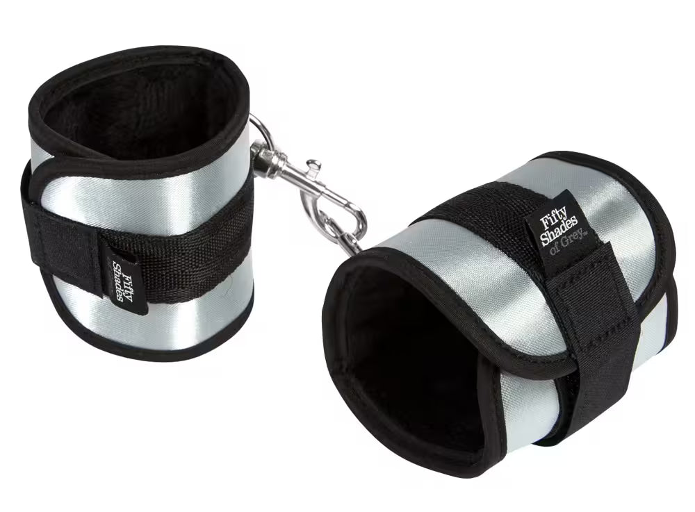 Handschellen aus Satin und Pelz