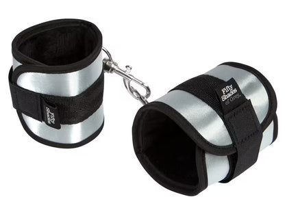 Handschellen aus Satin und Pelz