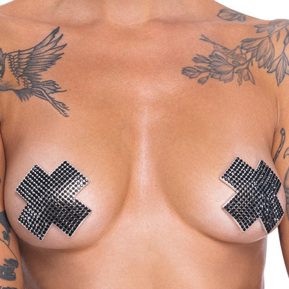 Brustwarzenschmuck mit schwarzem Kreuz